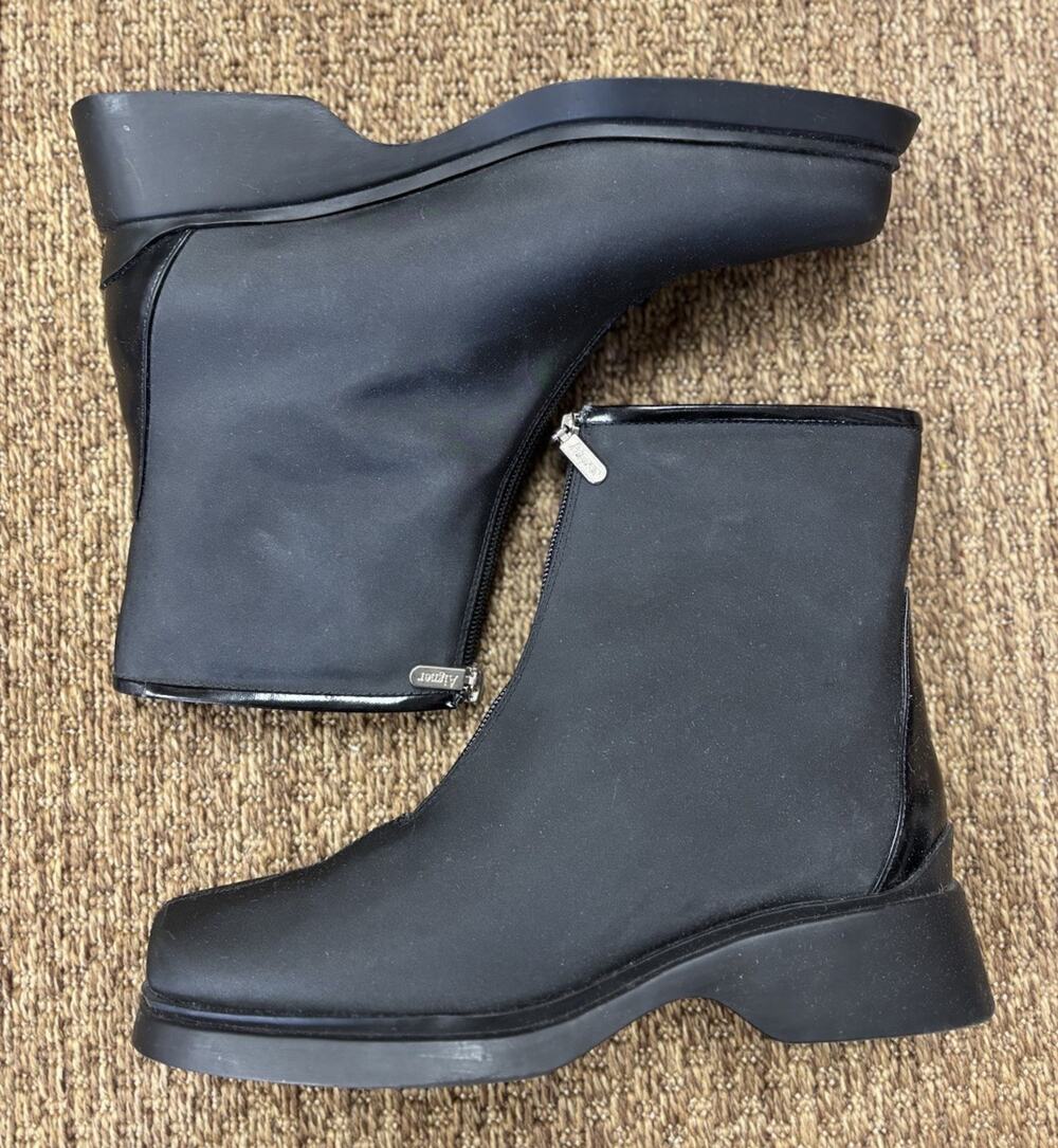 Etienne Aigner Women’s 9M Black Zip Up Ankle Rain Boots In Great Condition